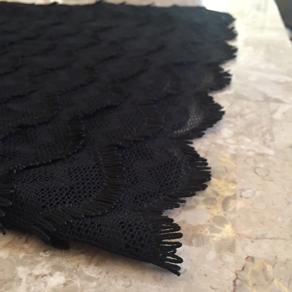 Stunning scalloped lace guess dress - Picture 2 of 8